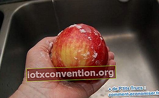 Gnid äpplet med bakpulver för att ta bort bekämpningsmedlen