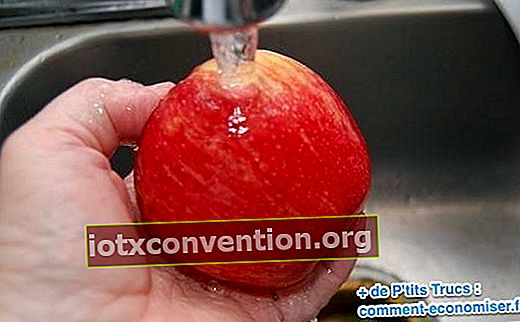 リンゴを流水ですすいで農薬を取り除きます