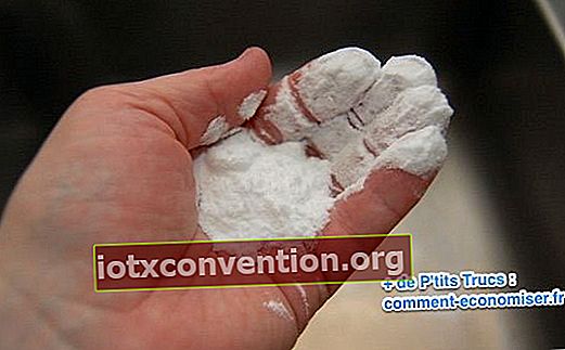 Metti il ​​bicarbonato di sodio in mano per rimuovere i pesticidi