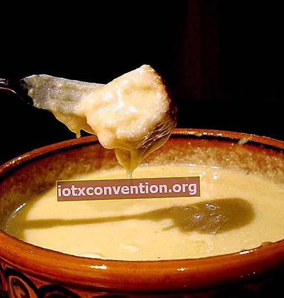 gör en Savoyard-fondue med gammalt bröd
