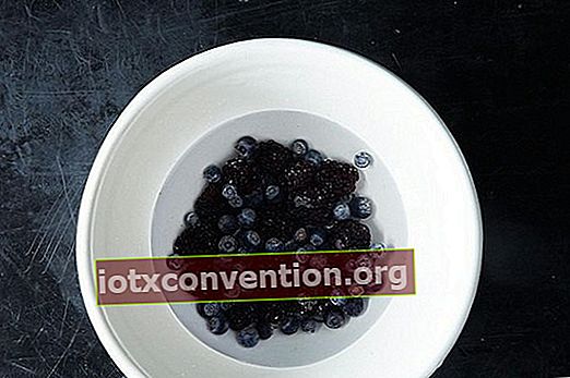 Cara menyimpan blueberry dan blackberry dengan cuka
