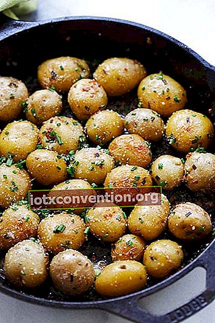 le patate vengono tostate al forno e condite con burro all'aglio e erba cipollina e ricoperte di parmigiano