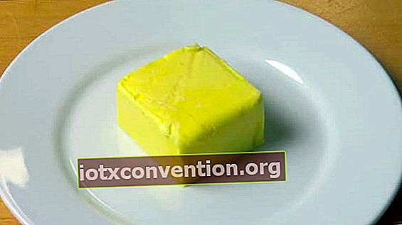 Hier ist harte Butter in einem weißen Teller. Wie kann man es weicher machen?