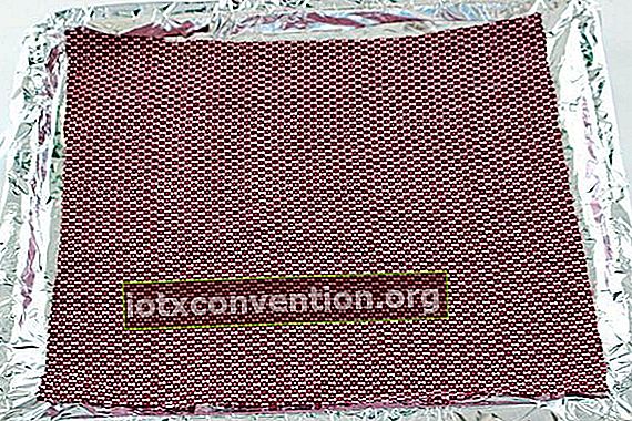 베이킹 데크의 알루미늄 호일 시트 위에 놓인 천 사각형