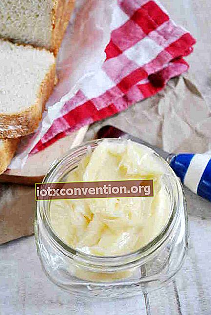 Cosa c'è di meglio di un buon burro fatto in casa per gustare il pane fatto in casa?