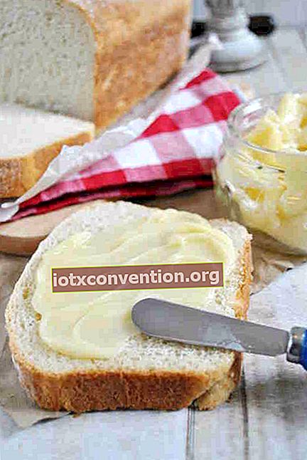 Hausgemachtes Brot und hausgemachte Butter sind so einfach zu machen!