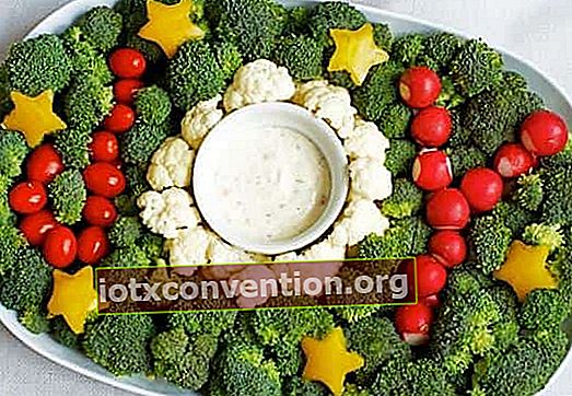 Präsentation von vegetarischem Gemüse zu Weihnachten