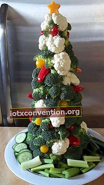 Presentasi hidangan vegetarian pohon Natal