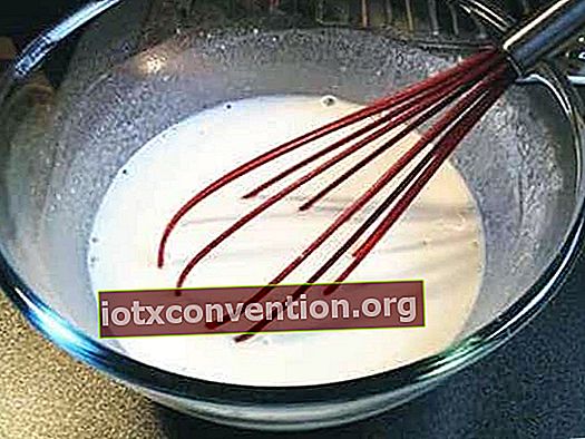 簡単な自家製パンケーキレシピの5番目のステップでは、小麦粉をかき混ぜて生地を作ります。