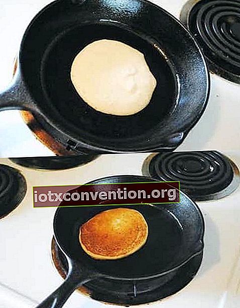 Im siebten Schritt des einfachen hausgemachten Pfannkuchenrezepts die Pfannkuchen auf beiden Seiten anbraten.