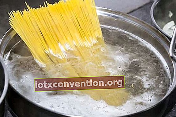 Air masak dari pasta atau kentang boleh digunakan semula untuk menyiram tanaman.