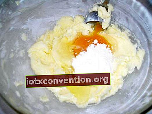 farina zucchero uova e acqua per fare le ciambelle