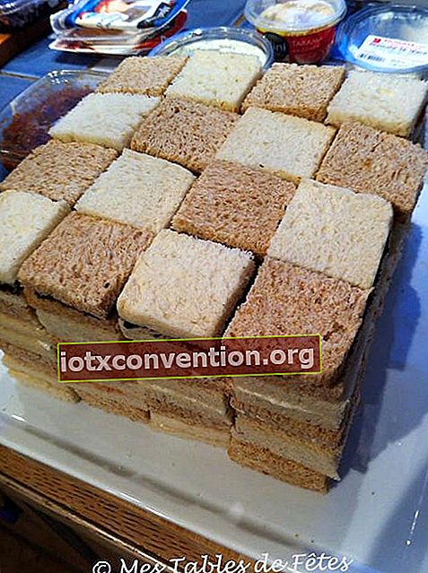 Roti kejutan buatan sendiri dalam bentuk papan centang dengan roti sandwic putih dan roti gandum