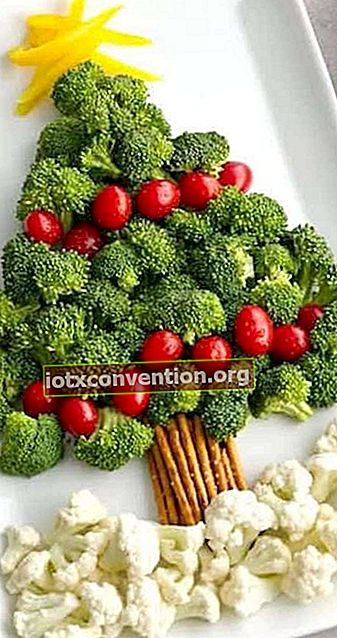 En julgran gjord med broccoli, blomkål och körsbärstomater för julaaperitifen