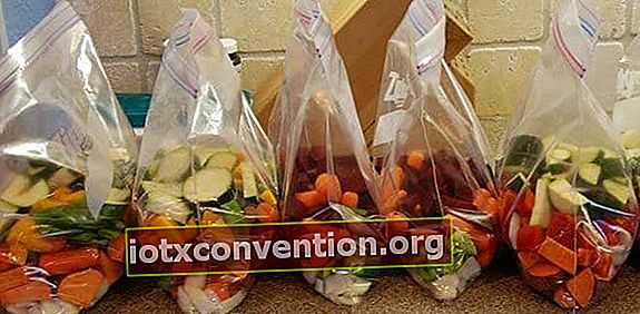 Päckchen mit gewürfeltem Gemüse, die im Gefrierschrank aufbewahrt werden sollen