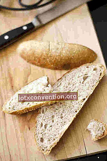 Ingatlah untuk benar-benar membiarkan roti mendingin sebelum memotongnya.