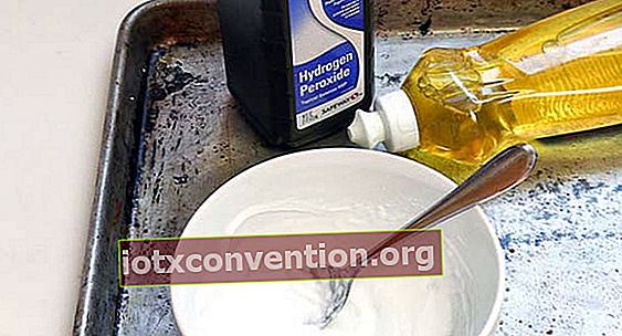 gunakan soda kue, cairan pembersih dan hidrogen peroksida untuk membersihkan sepatu