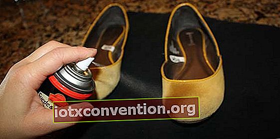 Verwenden Sie ein Deodorant-Spray, um den Geruch von Schuhen zu entfernen