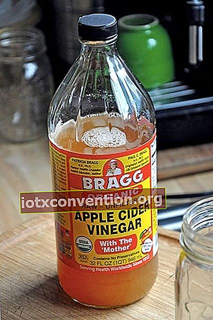 una bottiglia di aceto di mele per lavare i capelli
