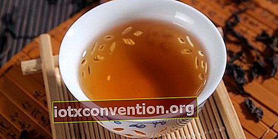 Entdecken Sie das Gurgeln mit grünem Tee, um Ihre Halsschmerzen zu heilen.