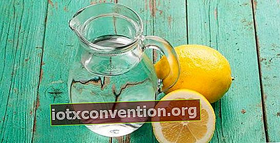 Trinken Sie ein Glas warmes Zitronenwasser, um Ihren Tag zu beginnen.