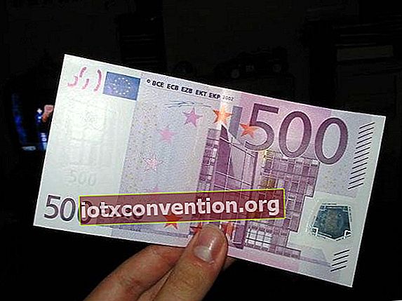Tangan memegang uang kertas 500 euro
