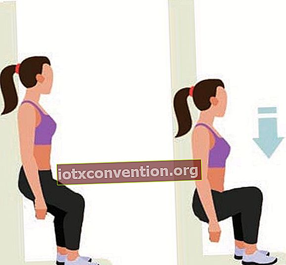 Lakukan latihan squat dinding untuk mengencangkan dan merampingkan kaki Anda.