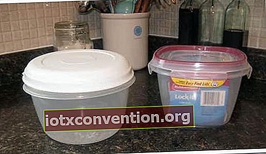 Sie benötigen 2 Lebensmittelboxen aus Kunststoff, um Ihre hausgemachten Babytücher herzustellen.