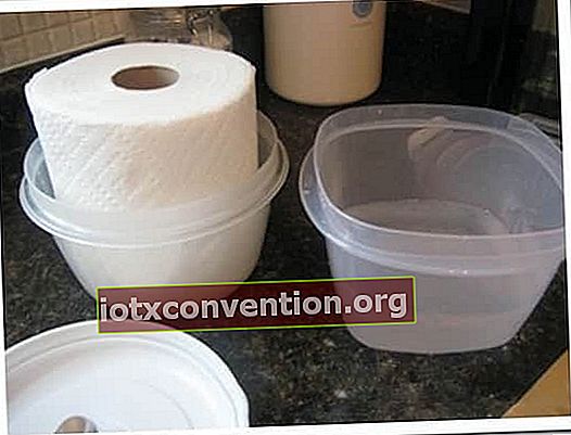 Per preparare salviettine detergenti per neonati fatte in casa, immergi i tovaglioli di carta in una soluzione detergente.
