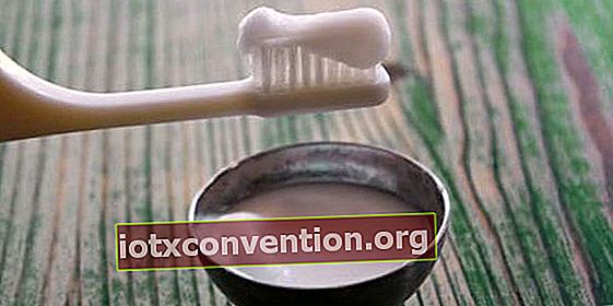 consigli per preparare il tuo dentifricio naturale a casa olio di cocco, oli essenziali, bicarbonato di sodio