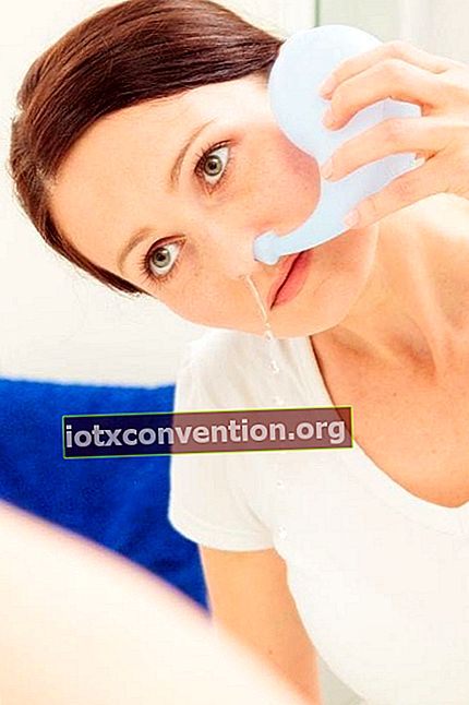 Fare un lavaggio nasale con un dispositivo per sbloccare il naso aiuta a decongestionare i seni.