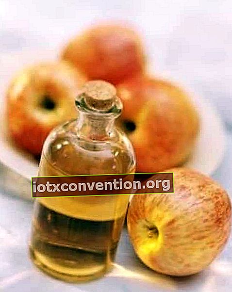 Lo sciroppo di aceto di sidro di mele tratta il mal di gola