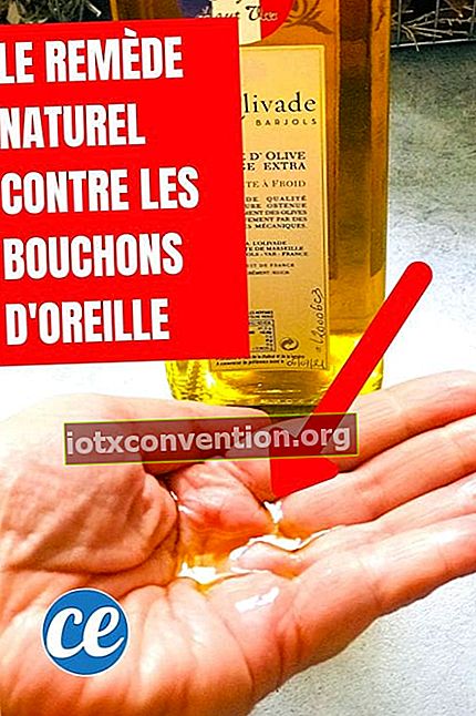 Erwärmtes Olivenöl in einer Hand, um einen Ohrstöpsel auf natürliche Weise zu heilen