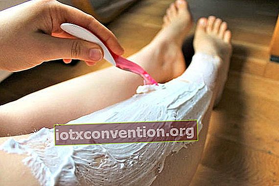 Tip Nenek: Gunakan kondisioner untuk mencukur kaki Anda.