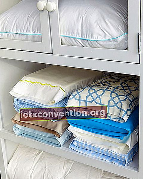 Trik nenek untuk merapikan set tempat tidur adalah meletakkannya di salah satu sarung bantal.