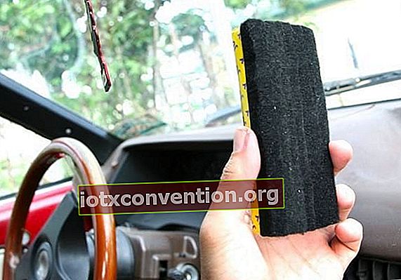 เคล็ดลับของคุณยายในการขจัดหมอกออกจากกระจกหน้ารถ: ใช้แปรงกระดานดำสักหลาด