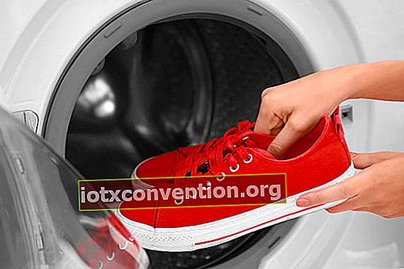 Ricordati di lavare le scarpe regolarmente per combattere il cattivo odore dei piedi.