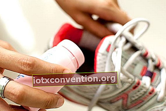 Cospargi il borotalco nelle scarpe per eliminare i cattivi odori.