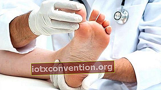 En läkare som konsulterar fötterna med ihållande dålig lukt.