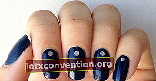 manicure minimalista con un punto blu