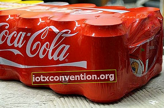 eine Packung Cola-Dosen