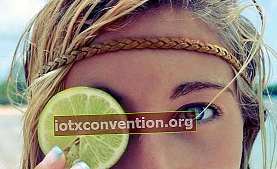 Häll droppar limejuice i ögat för att rengöra och behandla konjunktivit