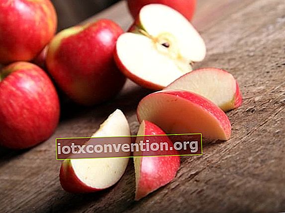 Rote Äpfel auf einem geschnittenen Holztisch