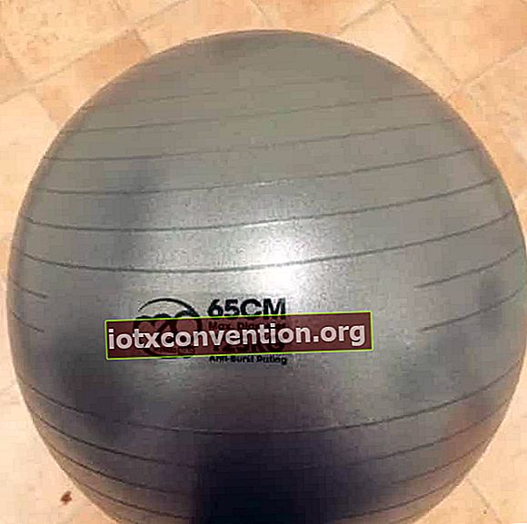 usando una palla da yoga per alleviare il mal di schiena durante la gravidanza
