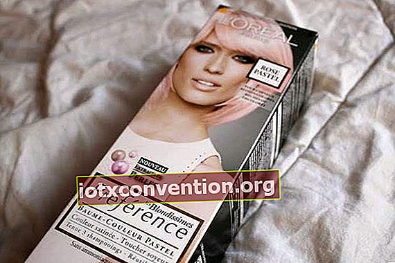 Schachtel mit pastellfarbenen Haarfärbemitteln der Marke L'Oreal