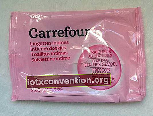 un pacchetto di salviettine intime di marca Carrefour