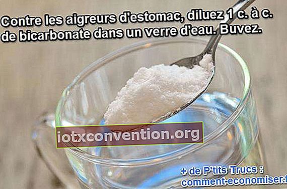 Bicarbonato di sodio in un grande bicchiere d'acqua