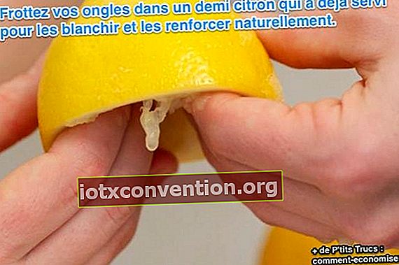 Gosok kuku Anda menjadi setengah bagian lemon yang telah digunakan untuk memutihkan dan memperkuatnya secara alami.