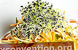 salad dengan biji bawang putih bertunas