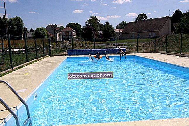 Spela sport till låg kostnad genom att dra nytta av kommunala simbassänger.